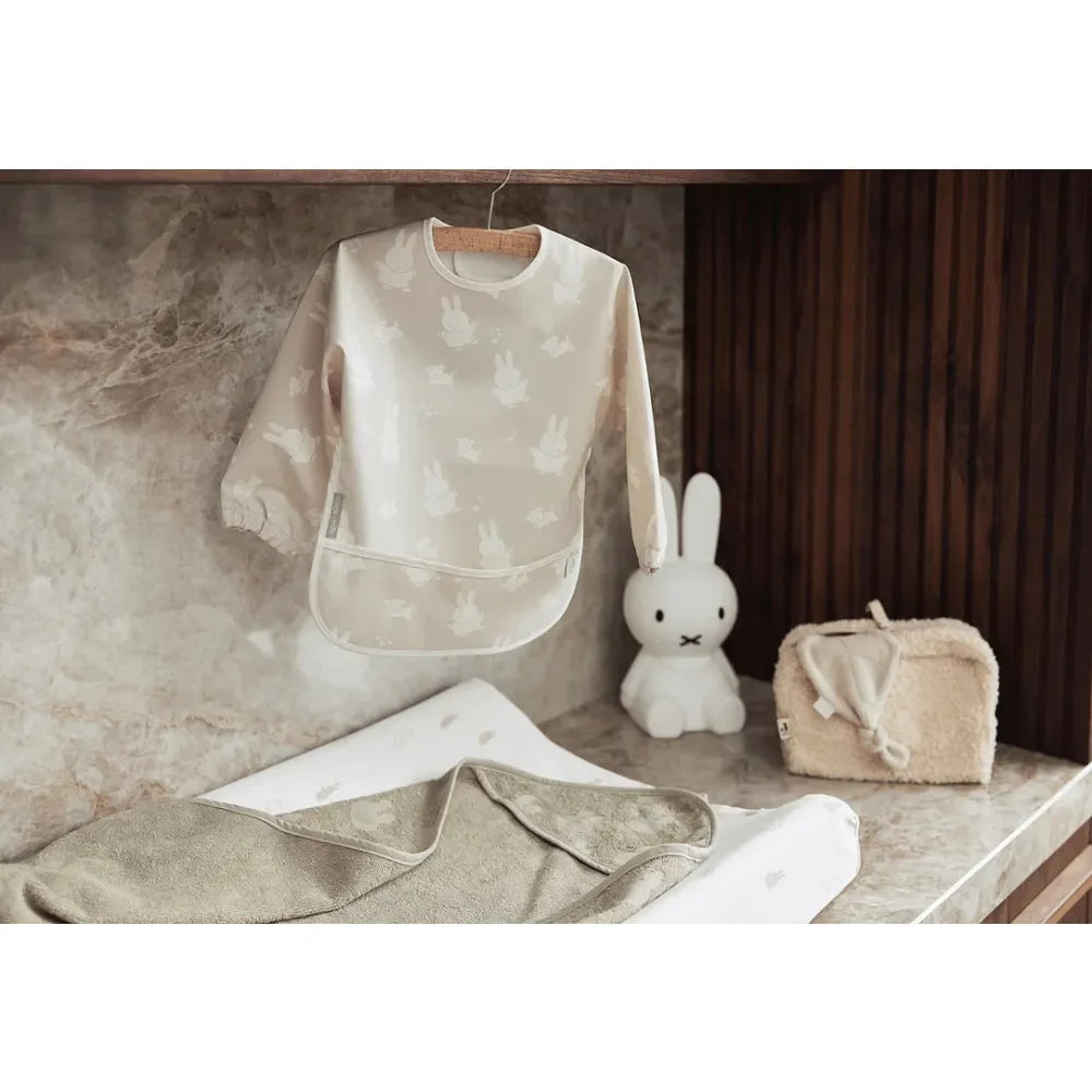 JOLLEIN Lätzchen Wasserdicht mit Ärmeln Miffy Snuffy Nougat