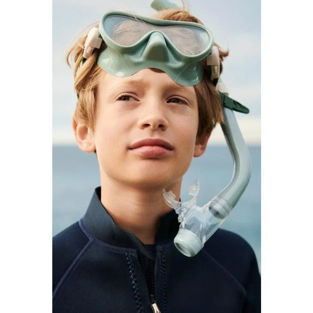 Kind mit Taucherbrille und Schnorchel am Strand, Kinder-Badeanzug, Outdoor-Abenteuer