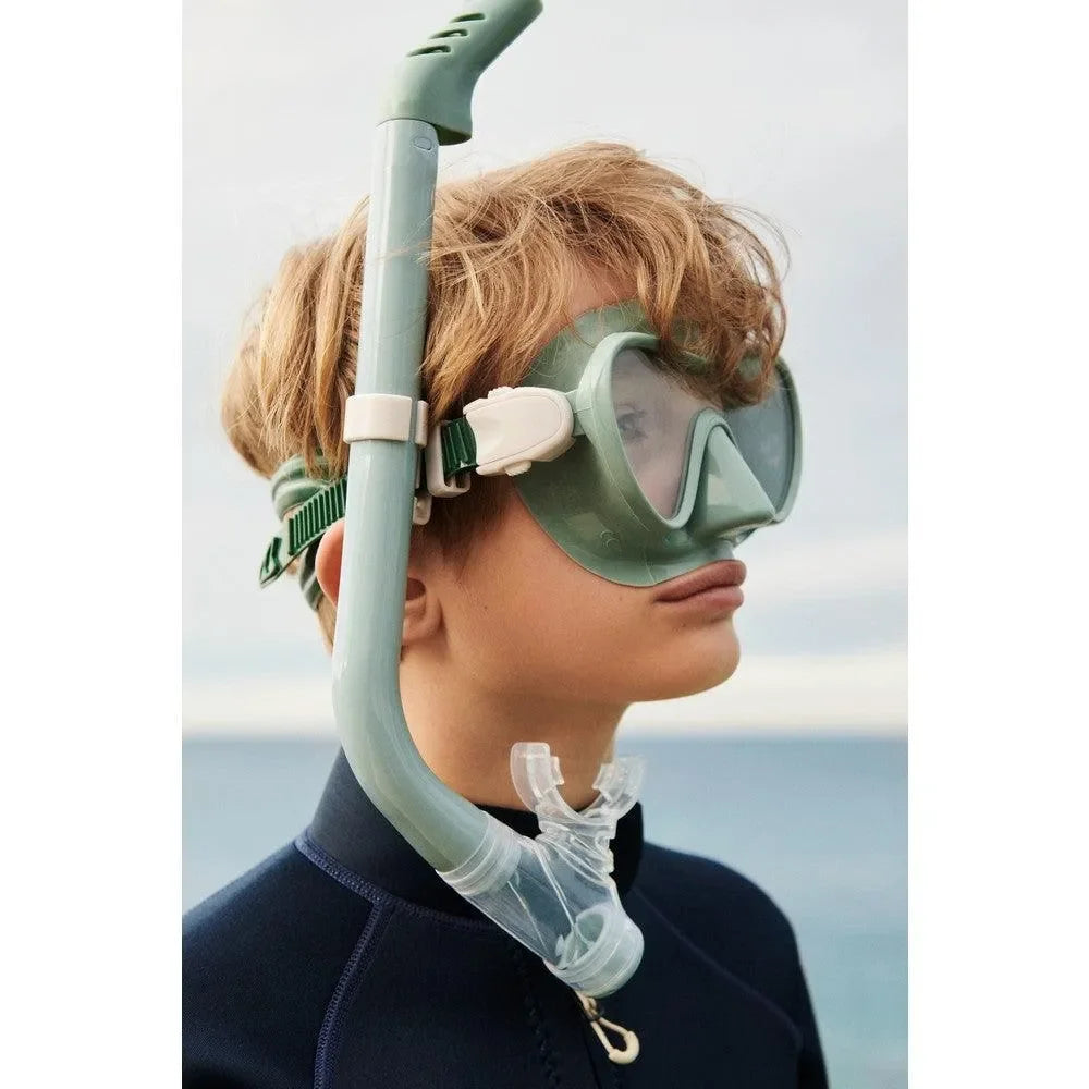 Kind mit Schnorchel und Taucherbrille am Meer, Kinder-Badeanzug, Outdoor-Sommer