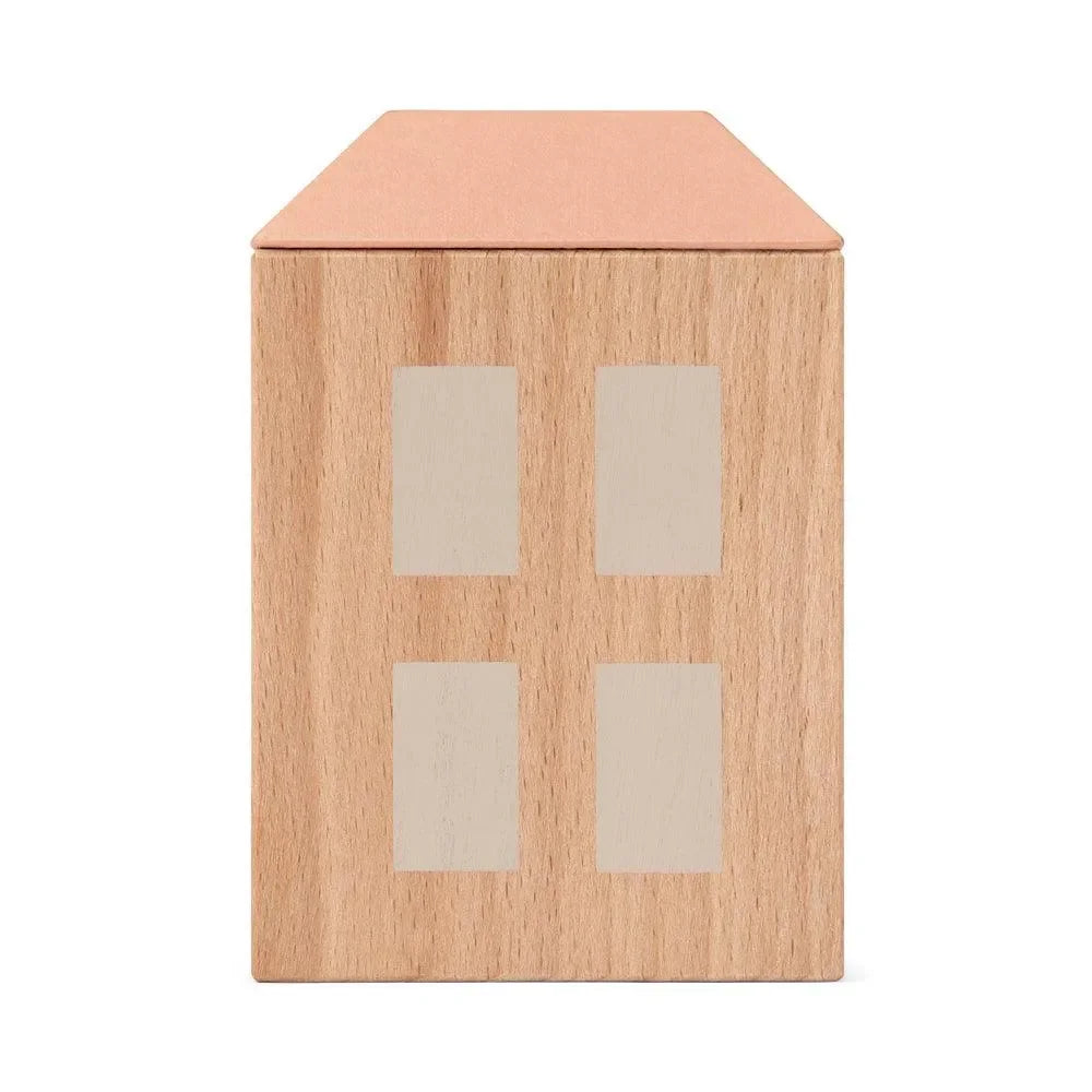 Holzspielzeug Haus mit rosa Dach und vier cremefarbenen Fenstern, minimalistisch.
