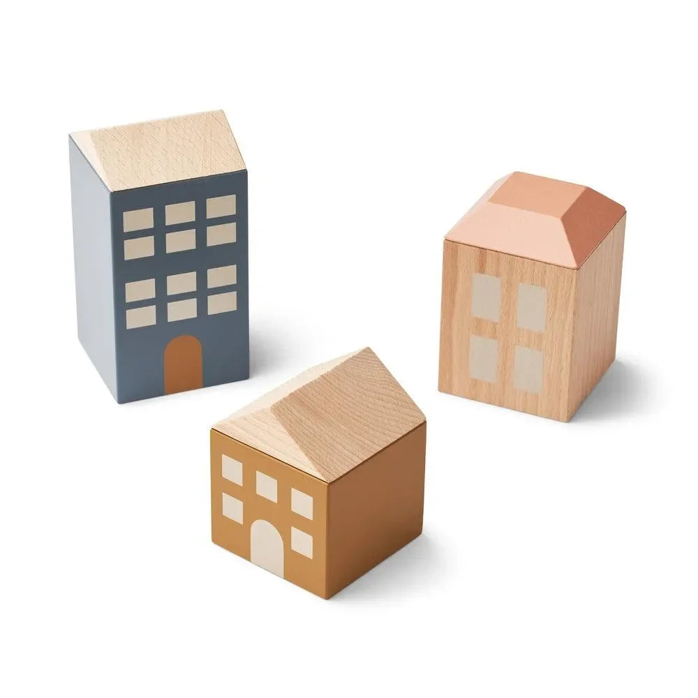 Drei bunte Holzspielzeug Häuser, ideal für nachhaltiges Kinderzimmer und kreatives Spielen.