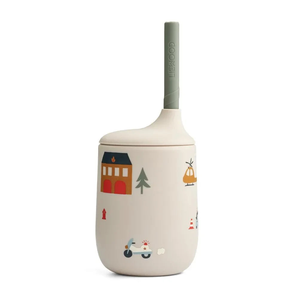Beige Kinder-Trinklernbecher mit Strohhalm, bedruckt mit bunten Fahrzeug- und Hausmotiven