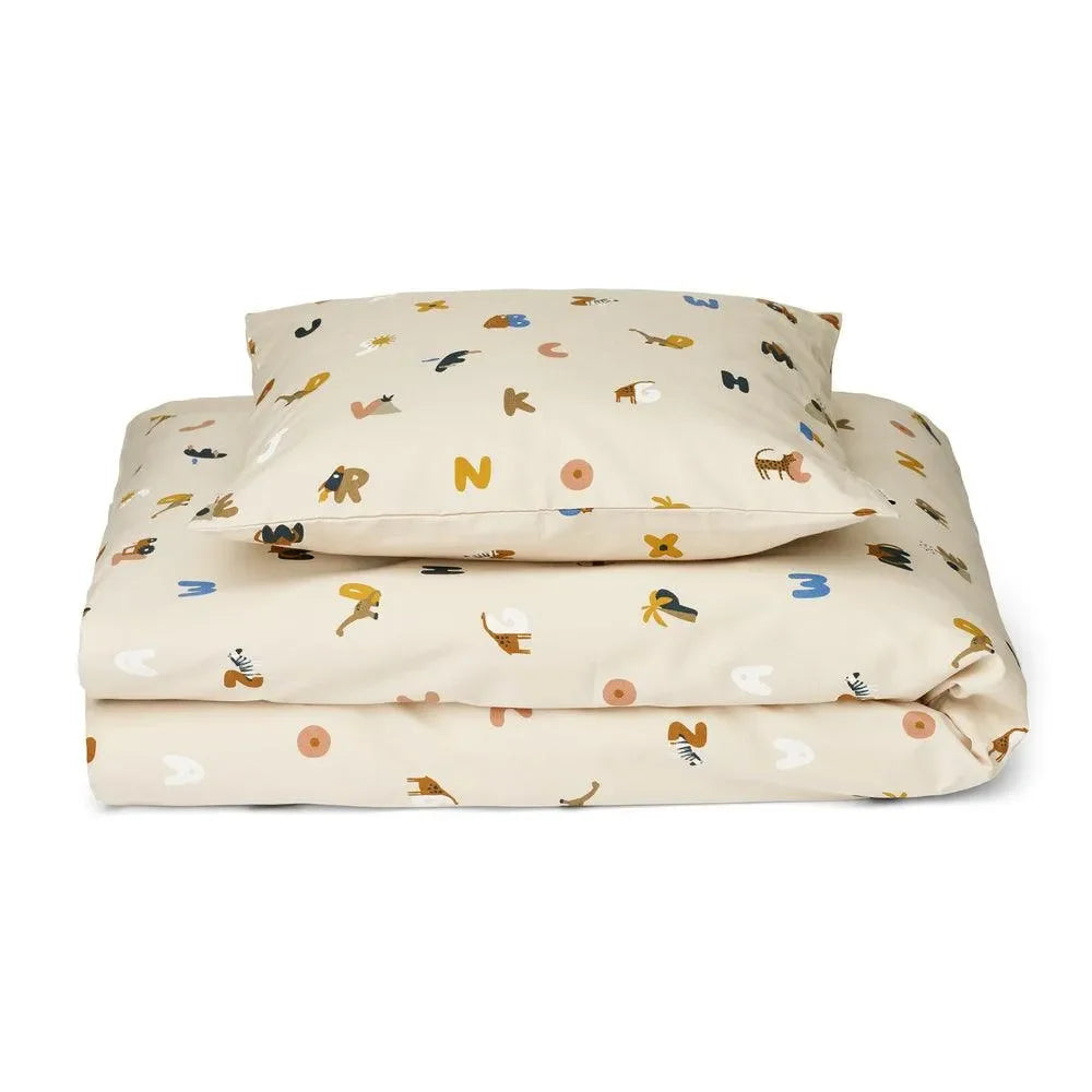 Kinderbettwäsche Set beige mit bunten Buchstaben und Tieren, liebevoll bedruckt