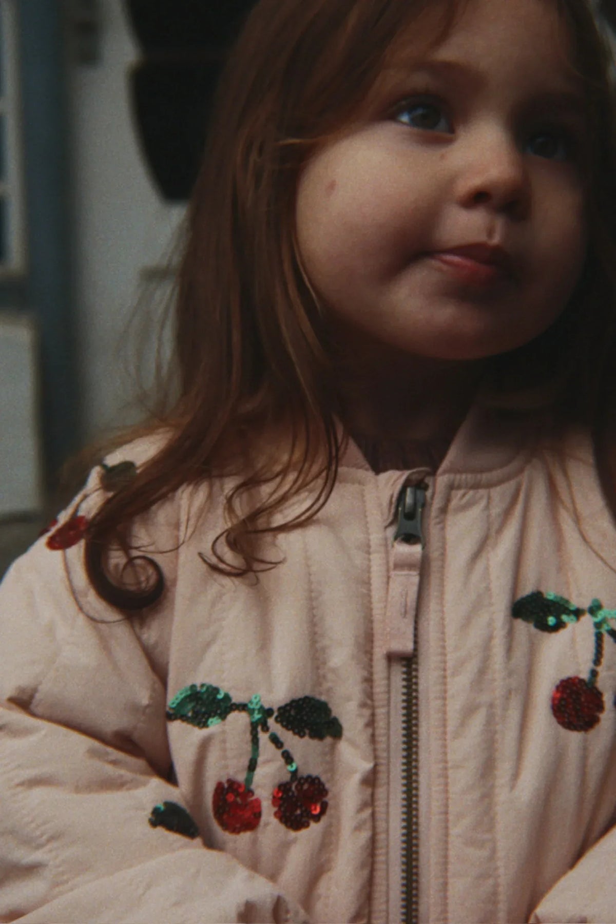 Konges Sløjd Juno Pailletten-Bomberjacke Cameo Rose – Lifestyleansicht