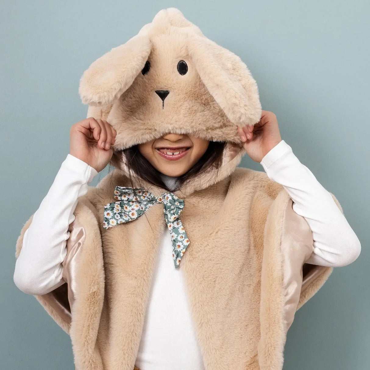 Mädchen mit beiger Hasen-Cape aus Plüsch, Kapuze mit Ohren, florale Schleife, Kinderkostüm