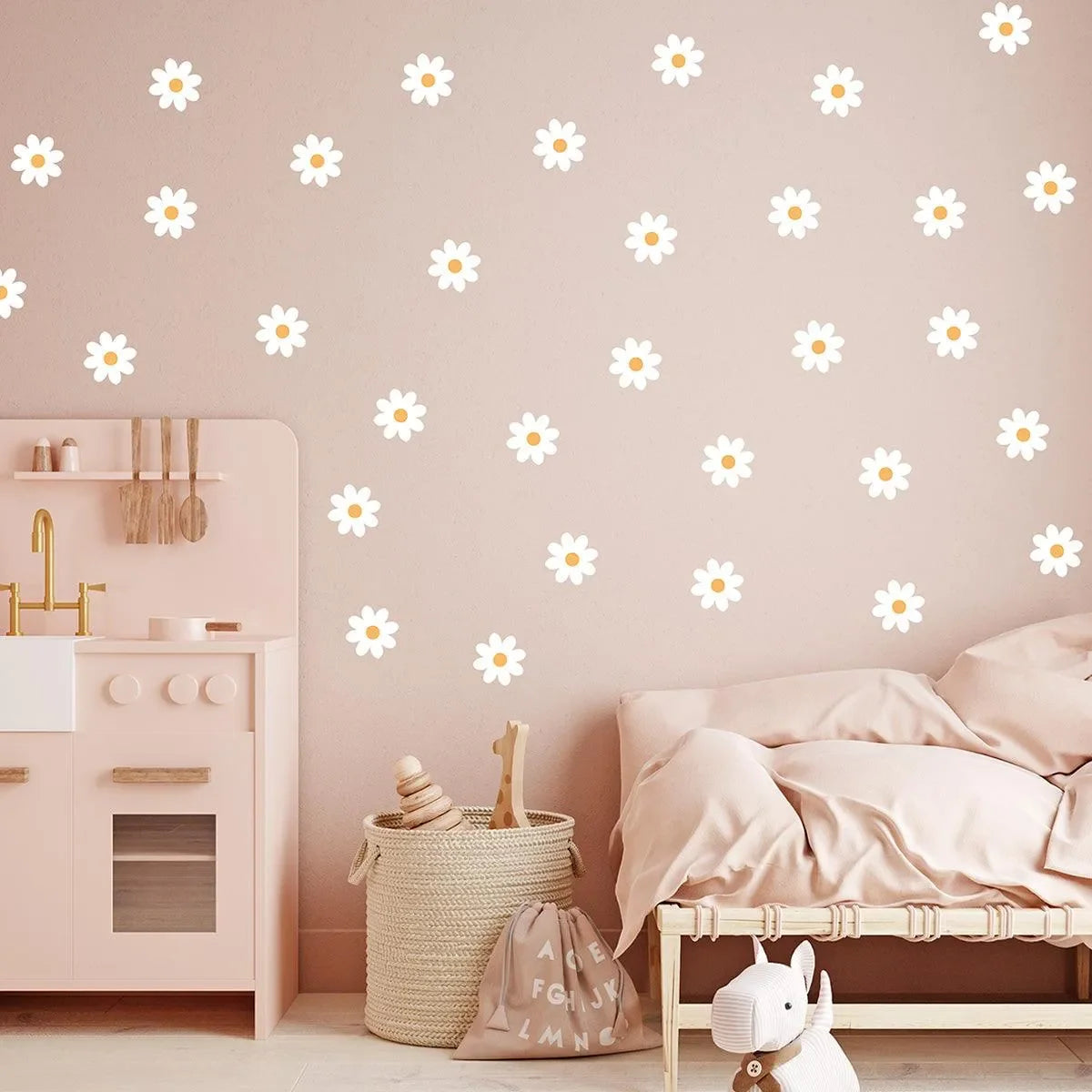 Weiße Gänseblümchen Wandtattoos im Kinderzimmer mit Spielküche und Bett