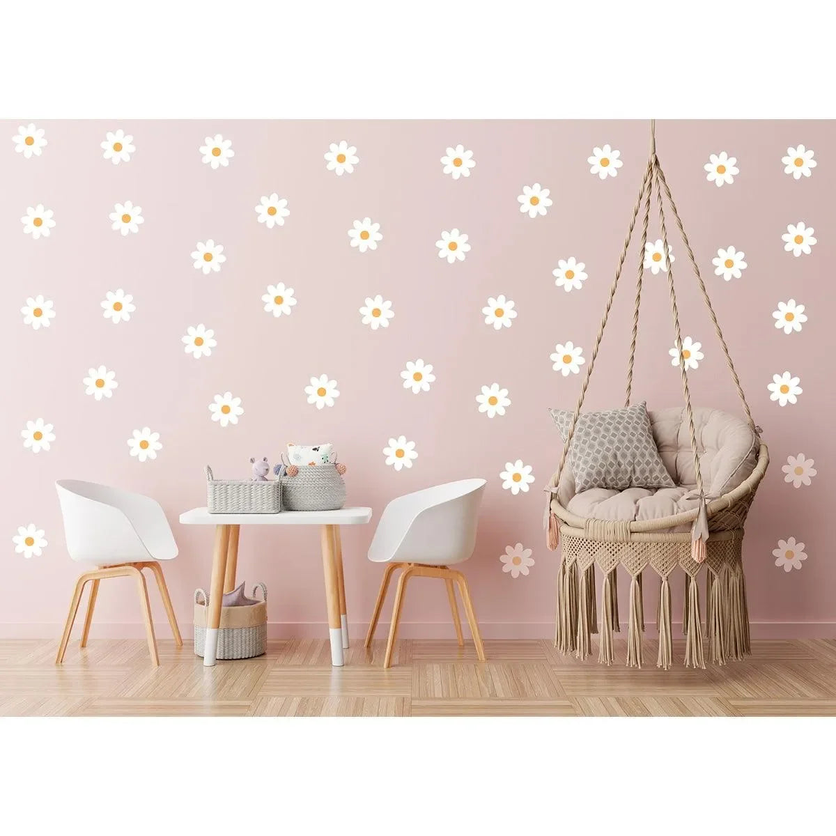 Kinderzimmer mit weißen Gänseblümchen Wandtattoos, helle Möbel und Hängesessel