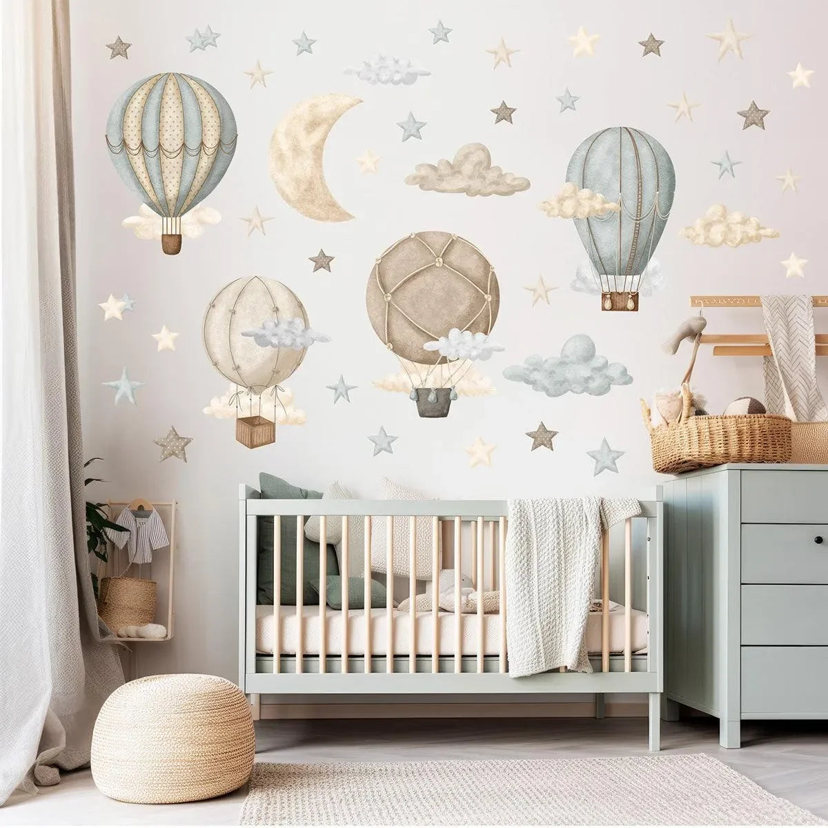 Wandtattoo Kinderzimmer mit Heißluftballons, Sternen, Mond und Wolken über Babybett