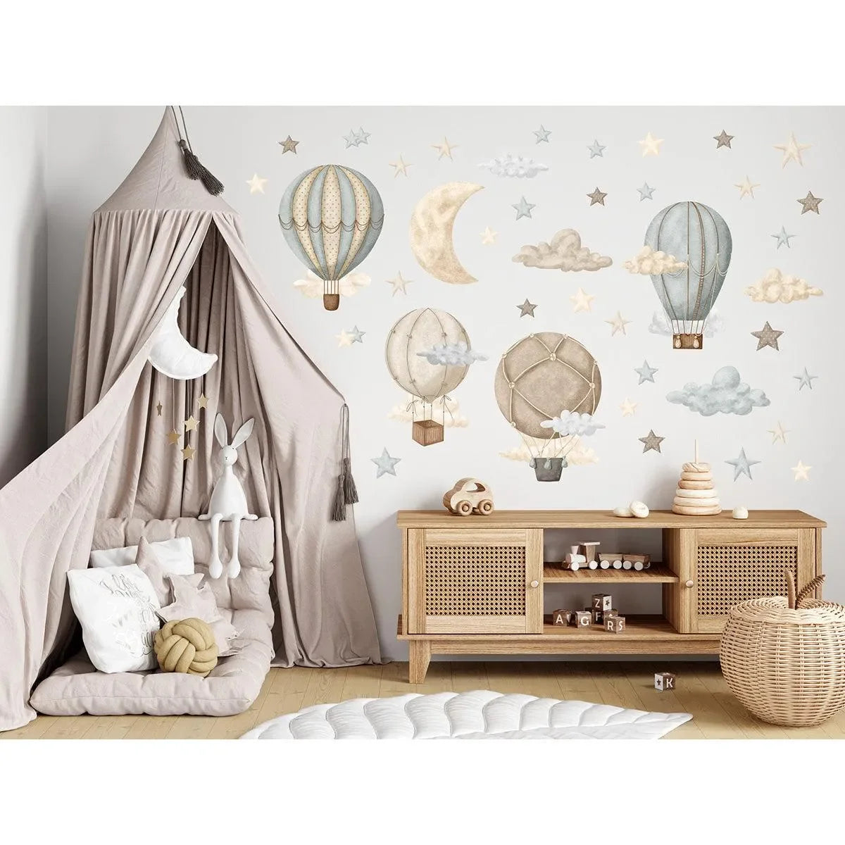 Kinderzimmer mit Wandtattoos von Heißluftballons, Monden, Sternen und Wolken, gemütlich dekoriert
