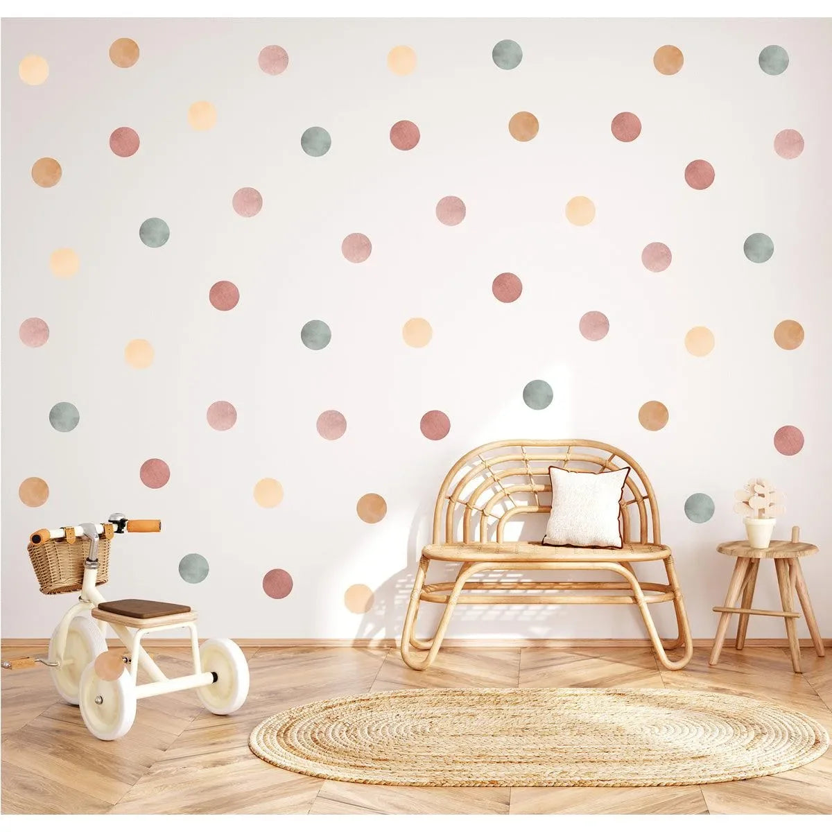 Kinderzimmer im Boho-Stil mit buntem Punkte Wandtattoo, Rattanbank und Holzlaufrad