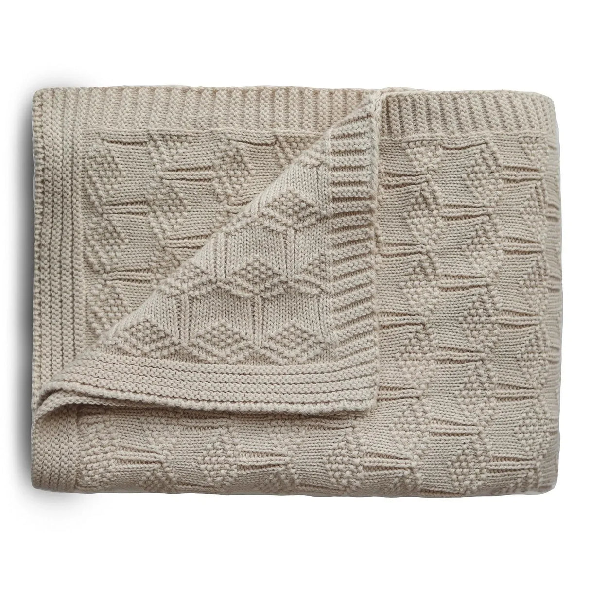 Gestrickte Babydecke in Beige mit Wabenmuster, gefaltet auf weißem Hintergrund.