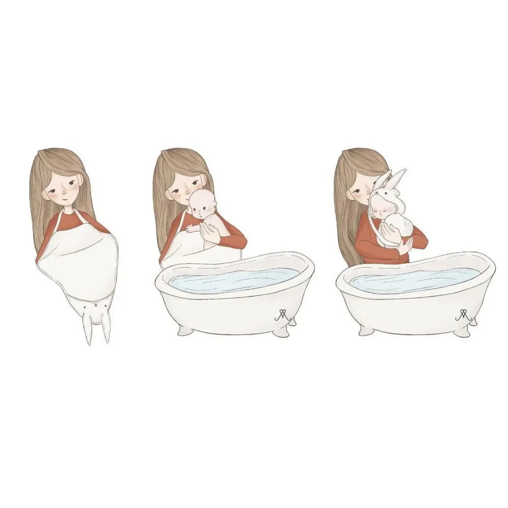 Illustration einer Mutter mit Baby beim Baden, mit cremefarbenem Kapuzen-Bambushandtuch im Kinderzimmer.