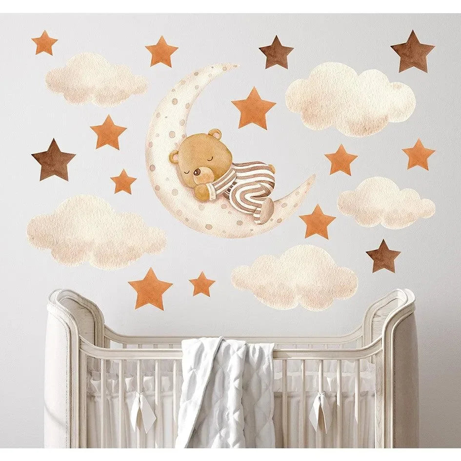 Wandtattoo Kinderzimmer mit schlafendem Bär auf Mond, Wolken und Sternen über Babybett