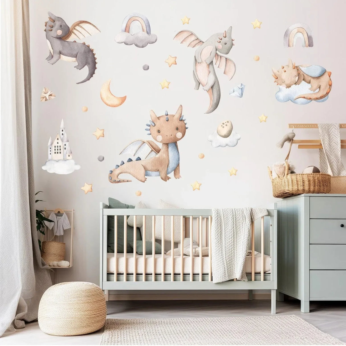 Wandtattoo mit niedlichen Drachen, Regenbögen und Sternen im modernen Kinderzimmer über Babybett