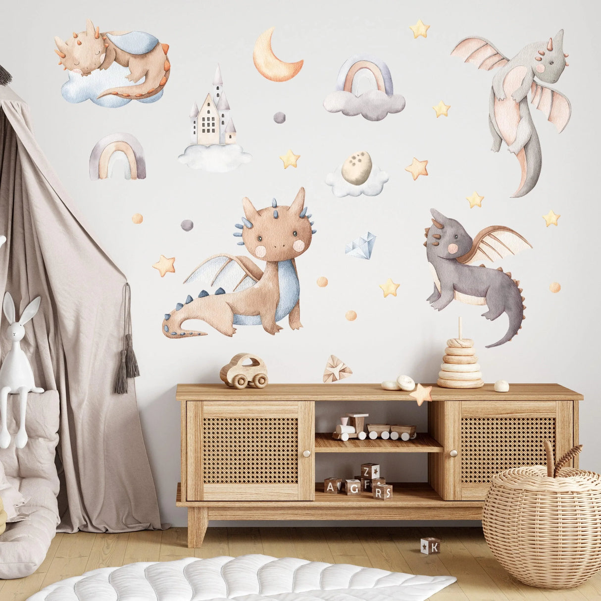 Wandtattoo Kinderzimmer mit niedlichen Drachen, Sternen, Regenbögen und Schloss auf heller Wand