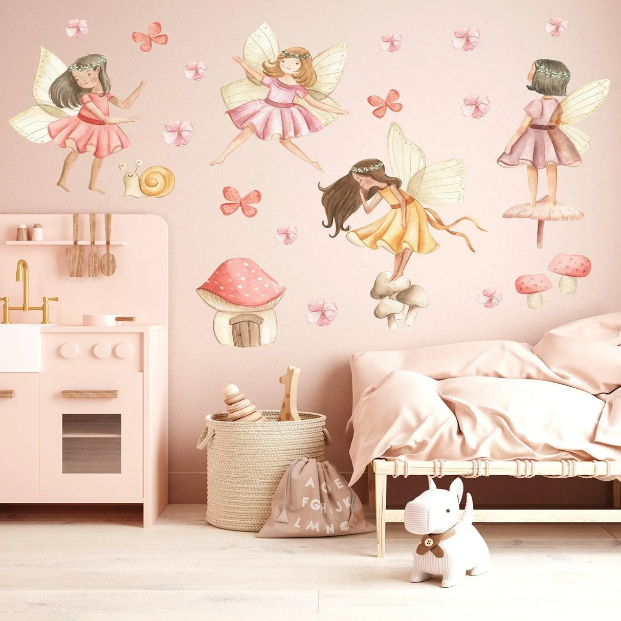 Wandtattoo Feen und Pilze im Kinderzimmer mit Rosa-Deko, Spielküche und Bett