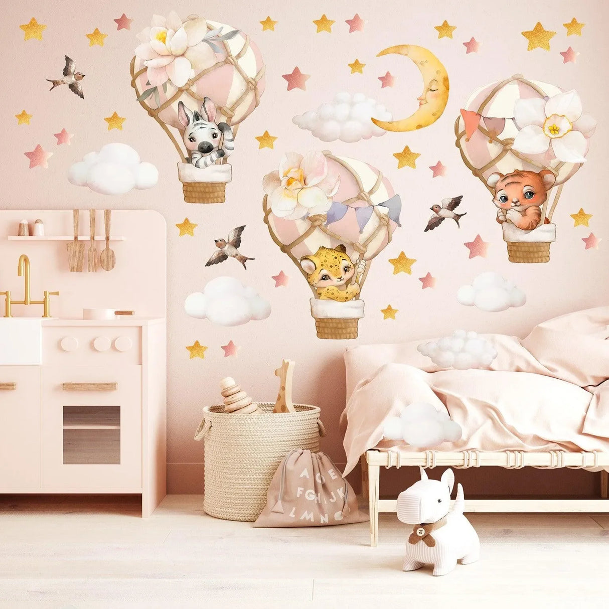 Wandtattoo Kinderzimmer mit Heißluftballons, Tieren, Sternen und Wolken in Pastellfarben.