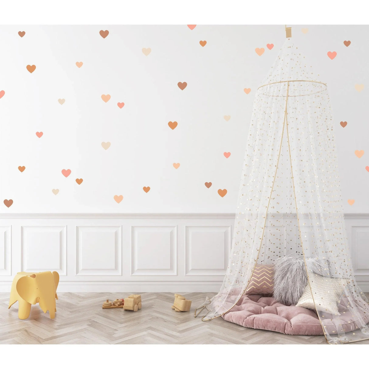 Kinderzimmer mit Herz Wandtattoos, Baldachin, Kuschelecke und Holzspielzeug
