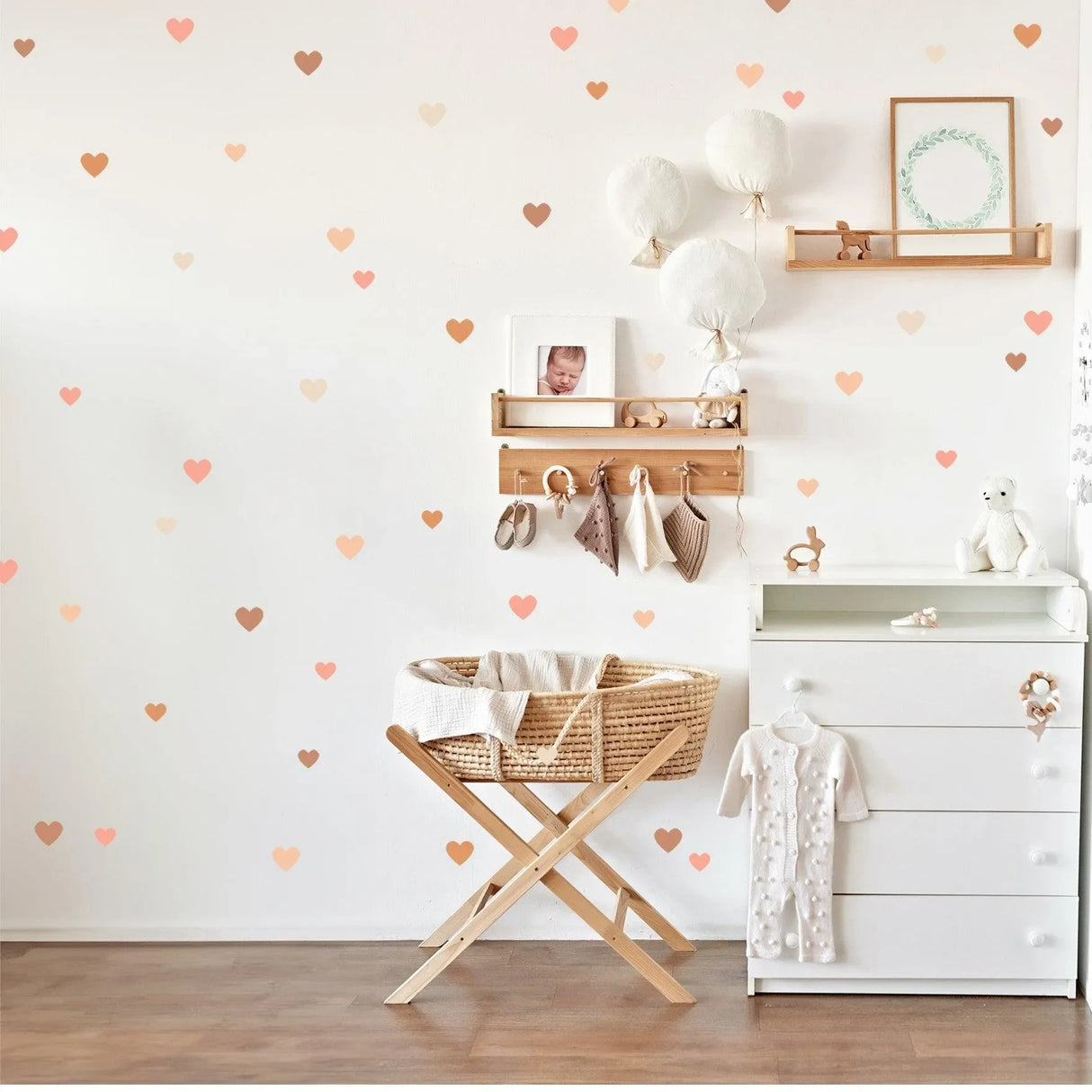 Wandtattoo Herzen im Kinderzimmer mit Stubenwagen, Wickelkommode und Dekoration