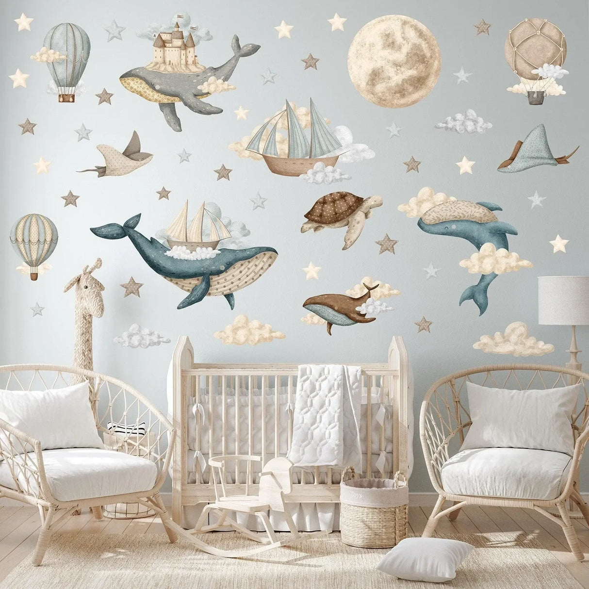 Wandtattoo Kinderzimmer mit Walen, Segelbooten, Heißluftballons, Sternen und Wolken in sanften Pastellfarben.
