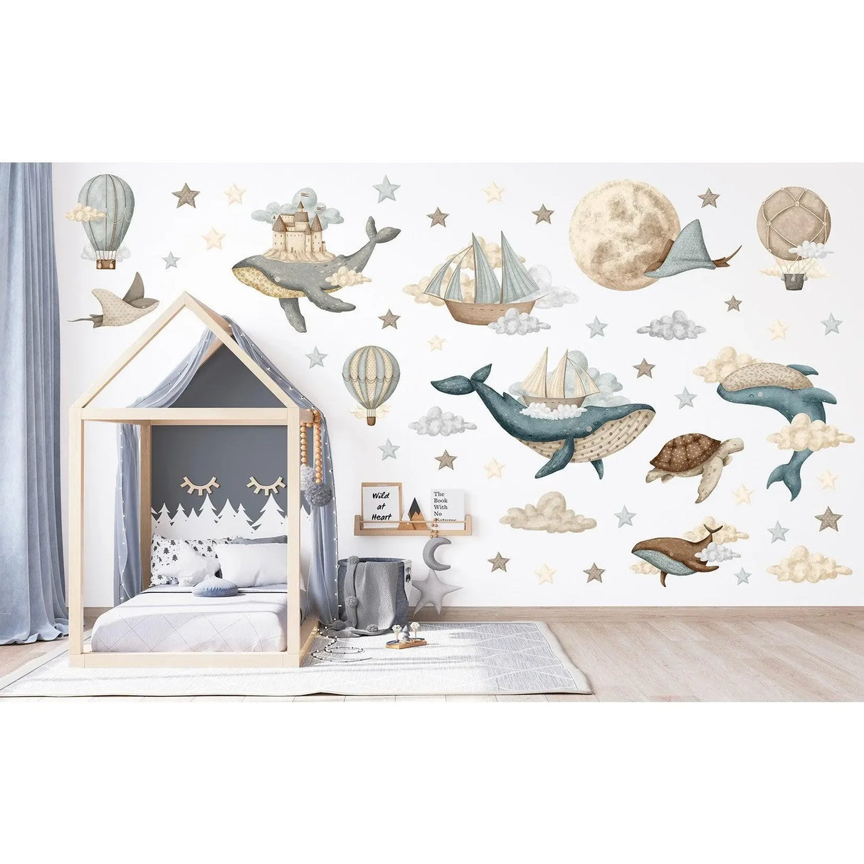Wandtattoo Kinderzimmer mit fliegenden Walen, Ballons, Schildkröten und Sternen im Ozean-Design.