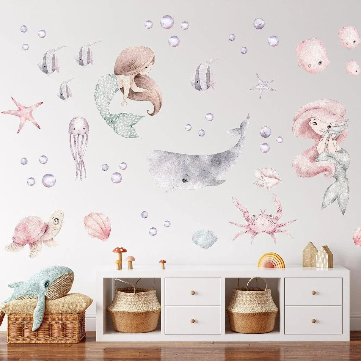 Wandtattoo Kinderzimmer mit Meerjungfrau, Wal, Krabbe, Fisch und Ozean-Tieren in Pastellfarben