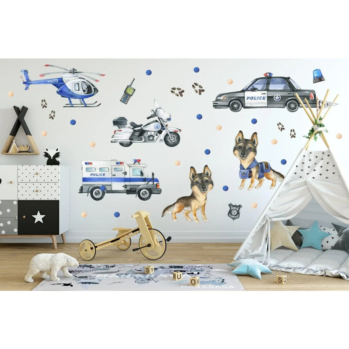 Wandtattoo Kinderzimmer mit Polizei-Motiven, Polizeiauto, Helikopter, Hund und Zelt.