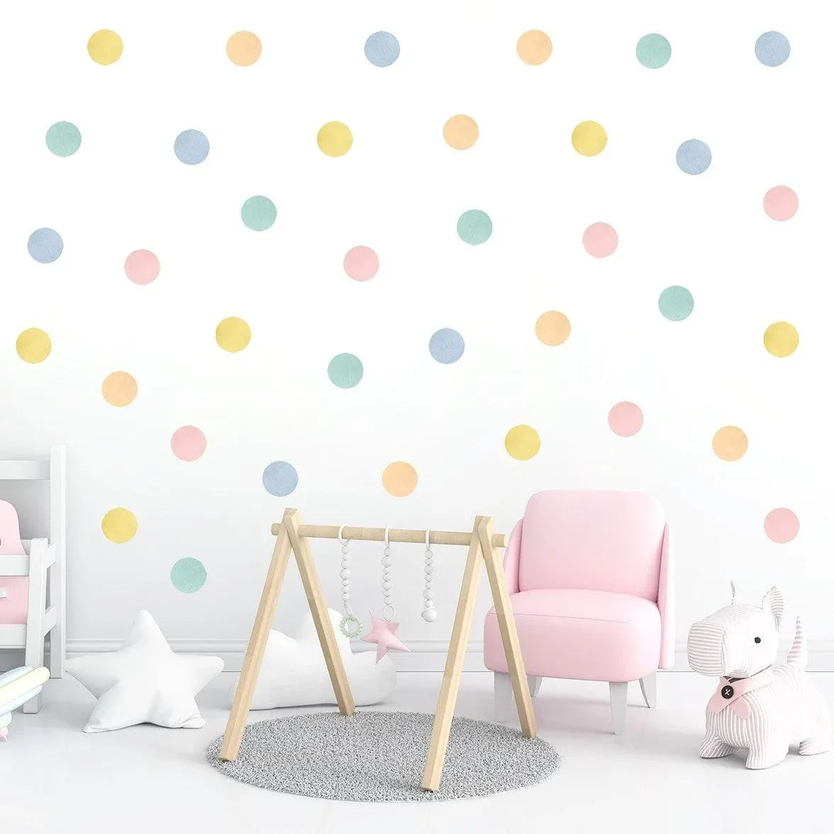 Wandtattoo Punkte Pastell im Kinderzimmer, moderne Deko mit Babymöbeln und Spielzeug