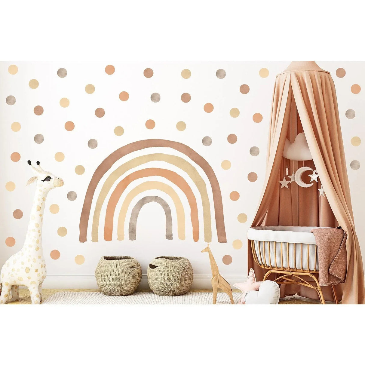 Kinderzimmer mit Wandtattoo Regenbogen und Punkten in warmen Erdtönen, Babybett, Giraffen-Deko