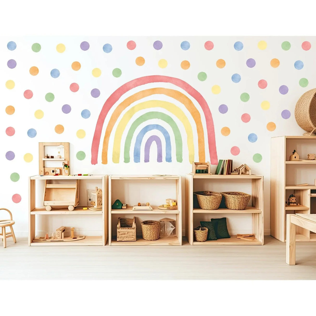 Wandtattoo Regenbogen mit bunten Punkten im Kinderzimmer, Holzregale und Spielsachen