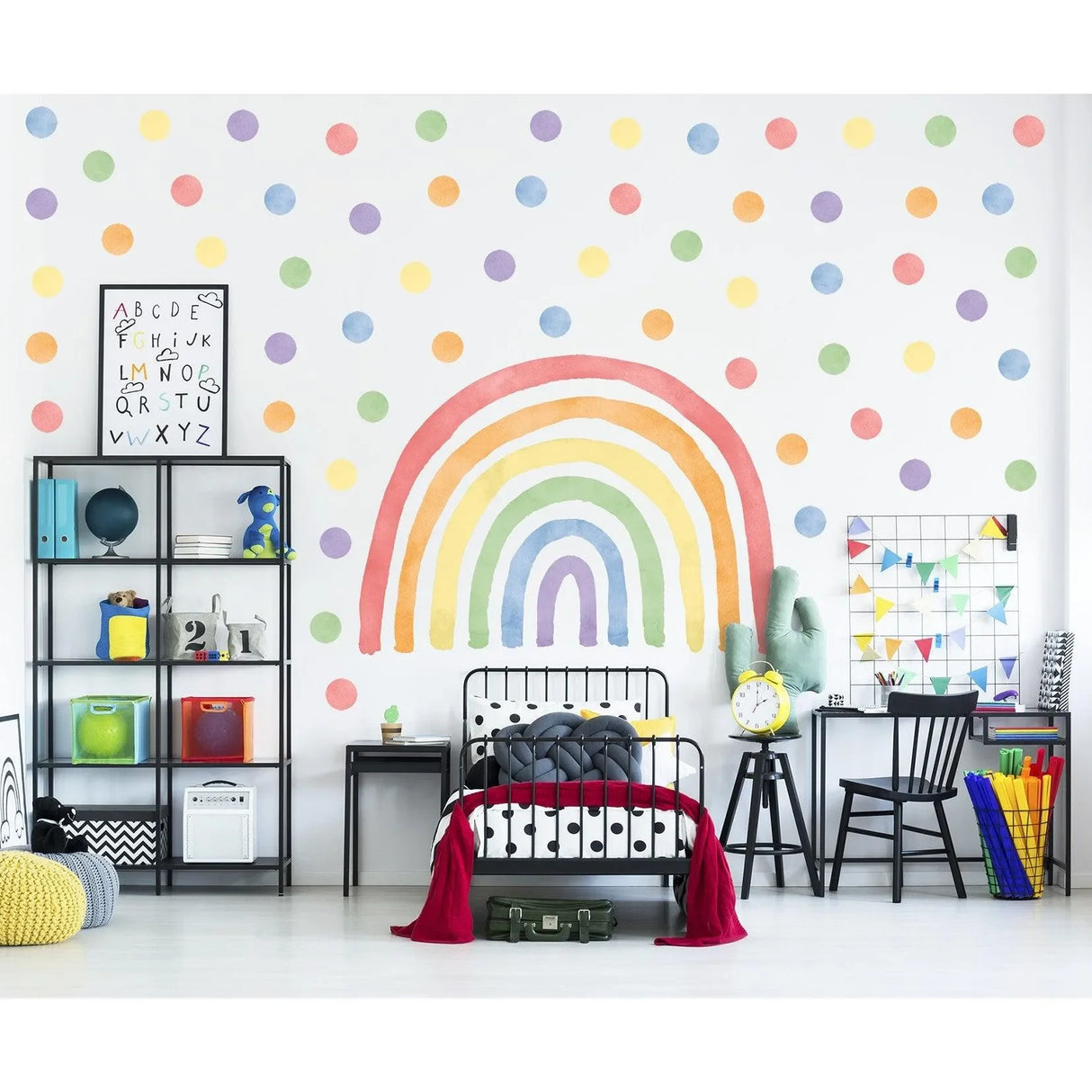 Wandtattoo Regenbogen mit bunten Punkten im modernen Kinderzimmer, kreative Deko Idee