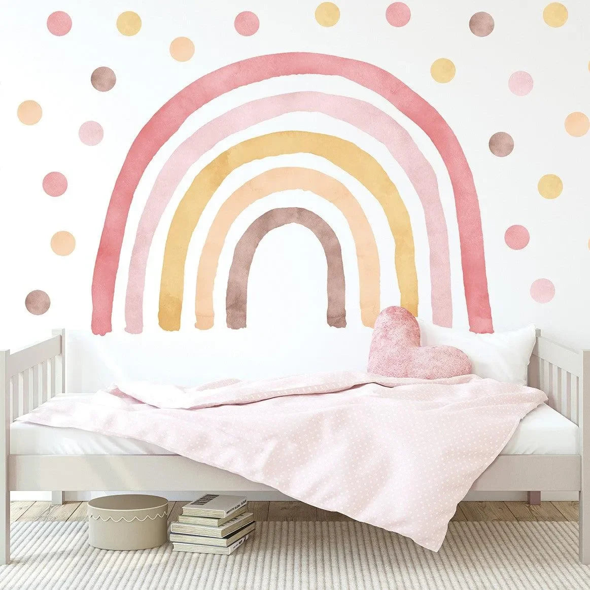 Wandtattoo Regenbogen und Punkte in Rosa im Kinderzimmer über Bett mit Herz-Kissen