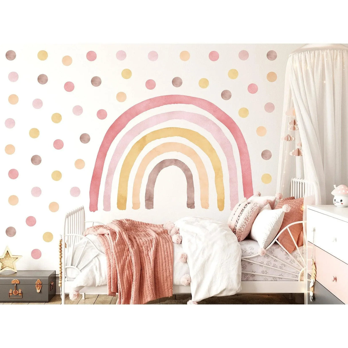 Wandtattoo Regenbogen und Punkte in Rosa im Kinderzimmer, gemütliches Bett mit Deko