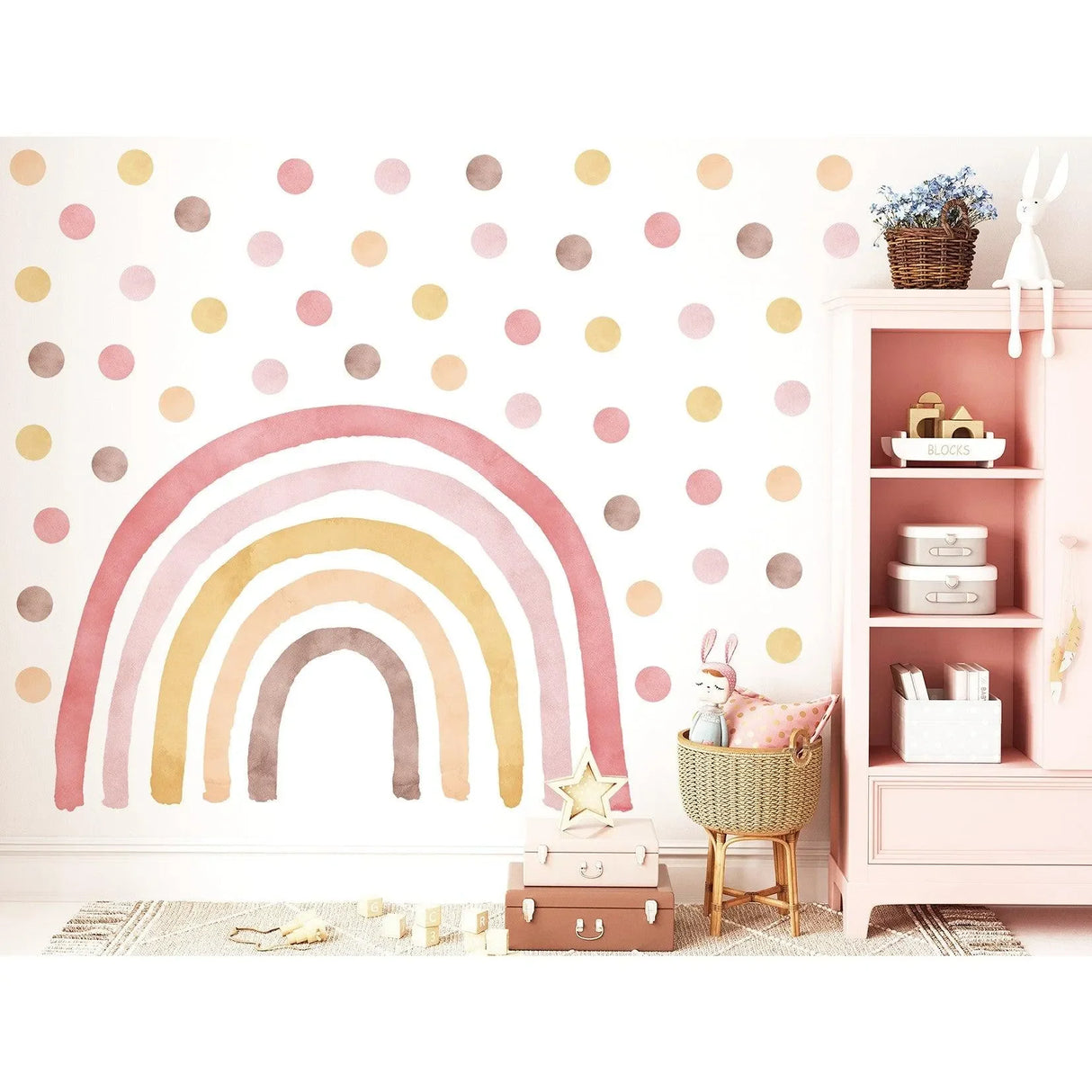 Wandtattoo Regenbogen mit Punkten in Rosa und Gelb im Kinderzimmer, skandinavische Deko.