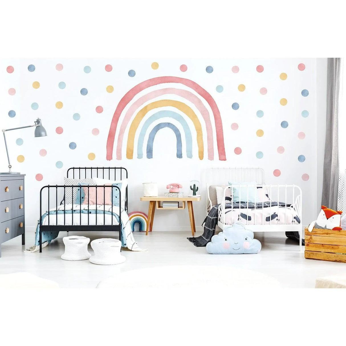 Kinderzimmer mit Wandtattoo Regenbogen und bunten Punkten, skandinavische Einrichtung
