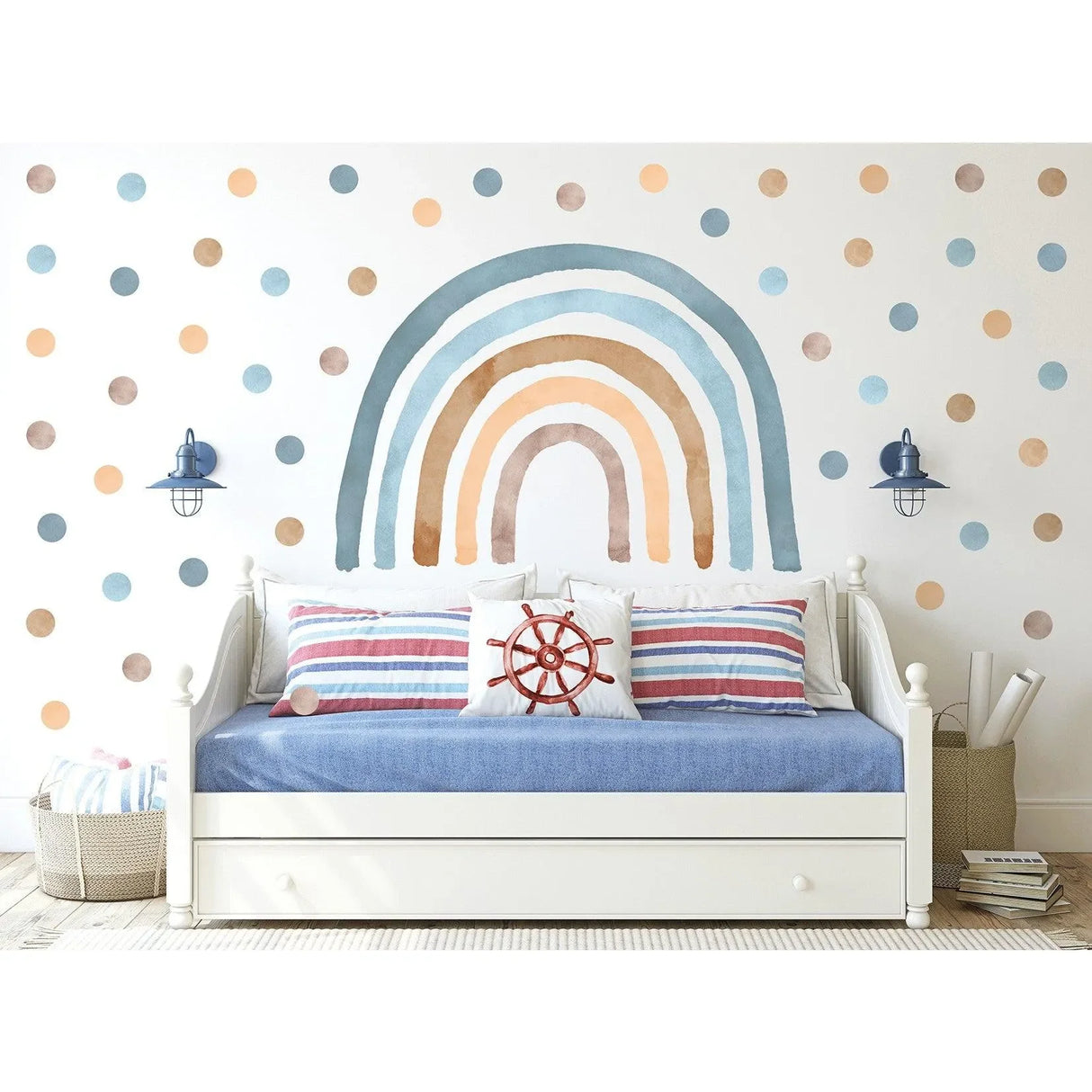 Kinderzimmer mit Wandtattoo Regenbogen und bunten Punkten, maritime Deko, Tagesbett
