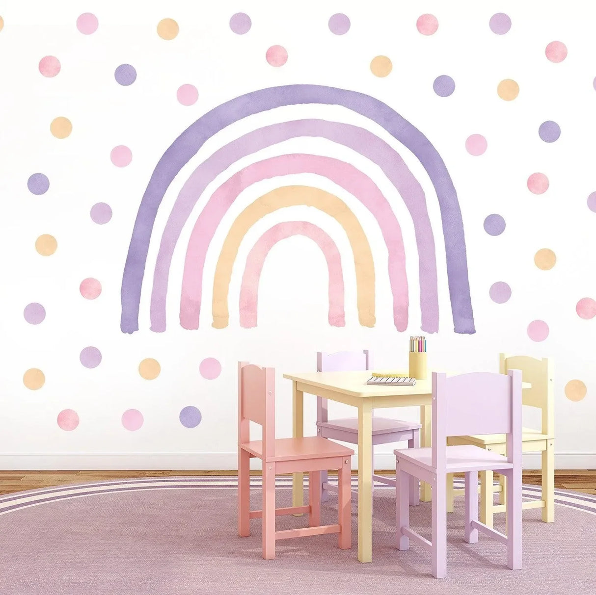 Wandtattoo Regenbogen mit Punkten in Pastell im Kinderzimmer, bunte Kindermöbel davor
