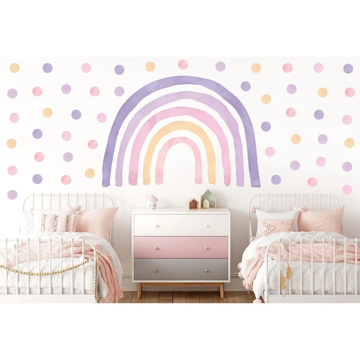 Kinderzimmer mit Wandtattoo Regenbogen und bunten Punkten, zwei Betten, pastellfarbene Deko