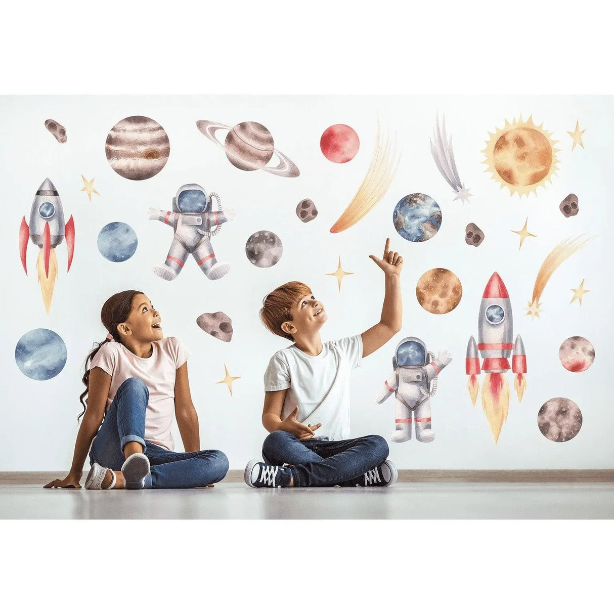 Kinderzimmer Wandtattoo mit Weltraum, Raketen, Planeten, Astronauten und spielenden Kindern