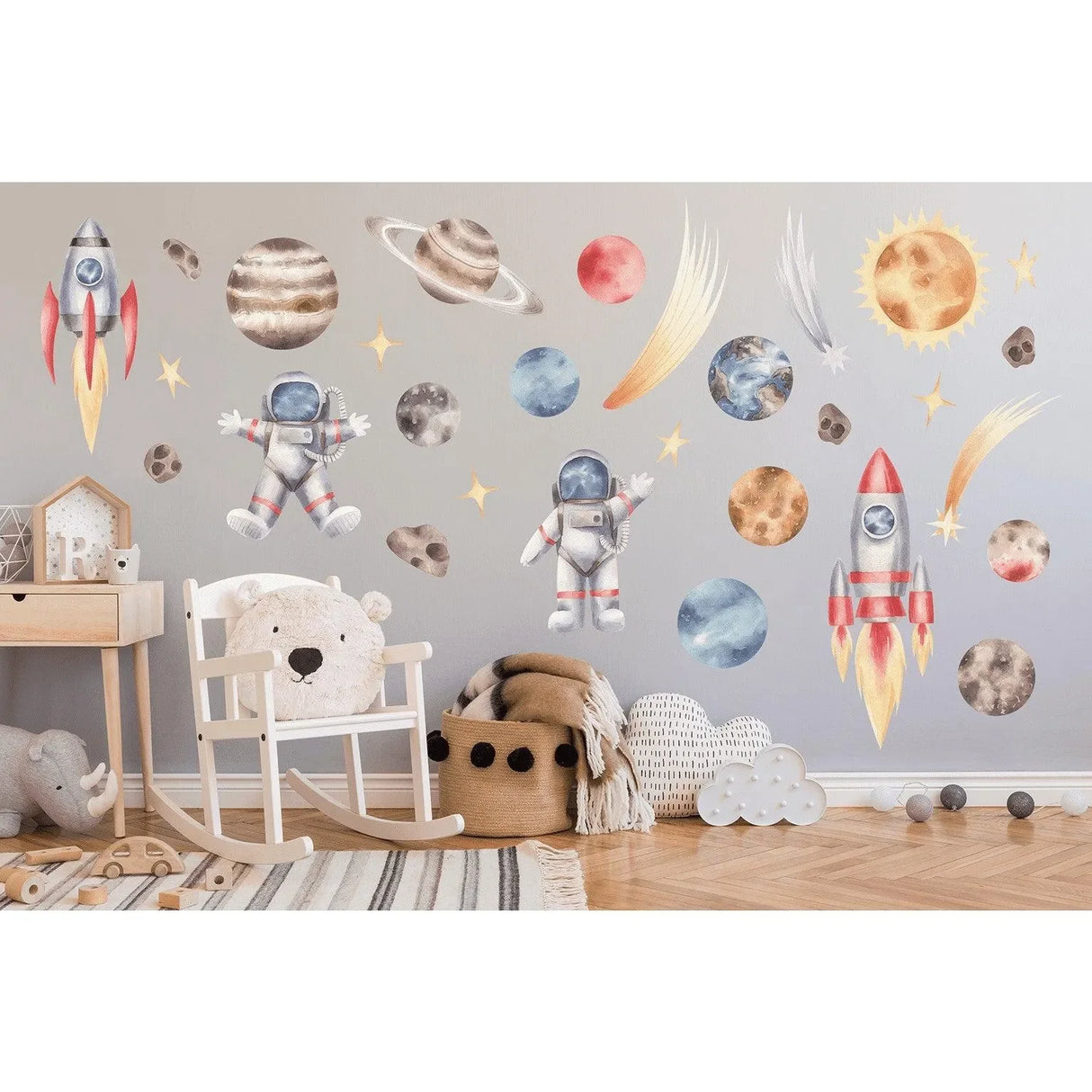 Wandtattoo Kinderzimmer mit Astronauten, Raketen, Planeten und Sternen auf grauer Wand