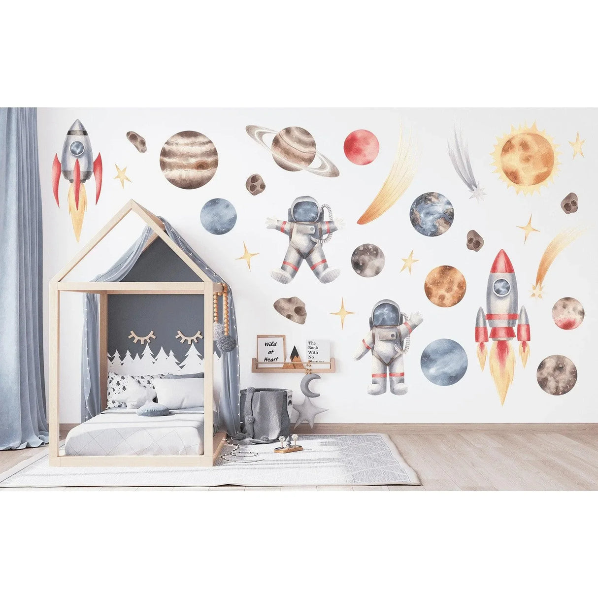 Weltraum Wandtattoo mit Raketen, Astronauten und Planeten im Kinderzimmer über Hausbett.
