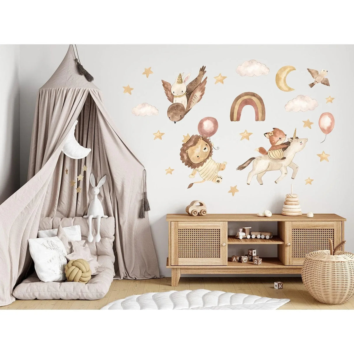 Kinderzimmer mit Wandtattoos, Tiermotiven, Sternen, Regenbogen und Kuschelecke Dekoration