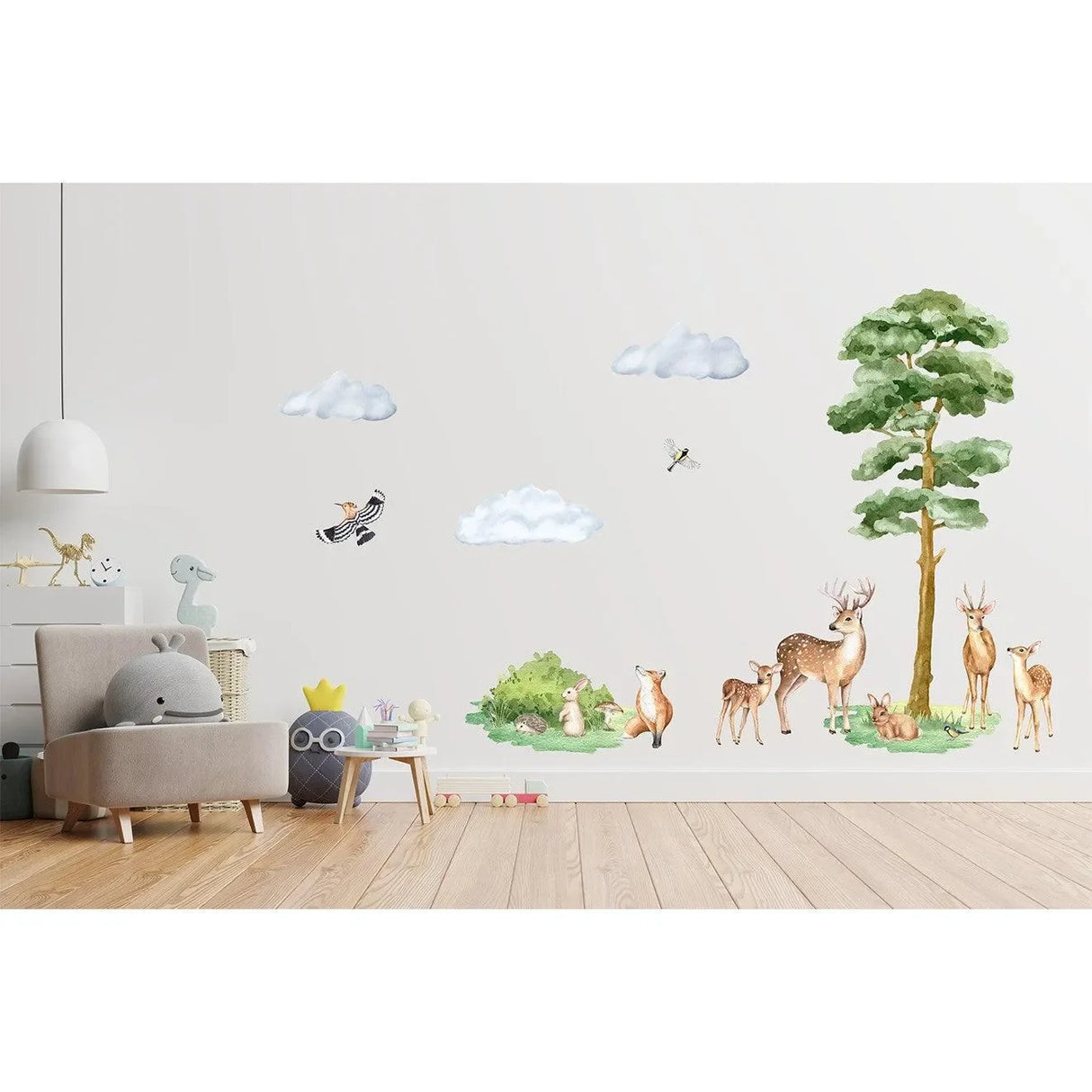 Wandtattoo Kinderzimmer mit Waldtieren wie Rehen, Fuchs, Hase und Baum im Waldmotiv