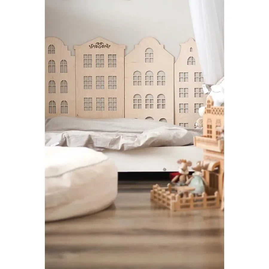 Holz-Wanddeko im Häuschen-Design im Kinderzimmer mit Spielzeug auf Holzboden