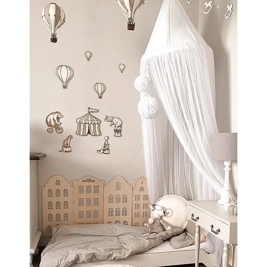 Boho Kinderzimmer mit Zirkus-Wanddeko, Heißluftballons, Himmelbett und Holzbett