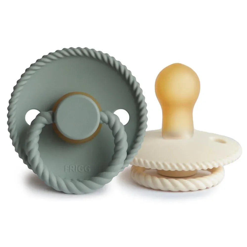 Zwei Babyschnuller aus Naturkautschuk in Salbei und Creme mit dekorativem Rand