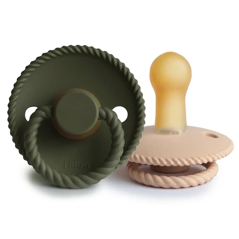 Zwei runde Schnuller aus Naturkautschuk in Croissant- und Olivfarben mit Seil-Design.