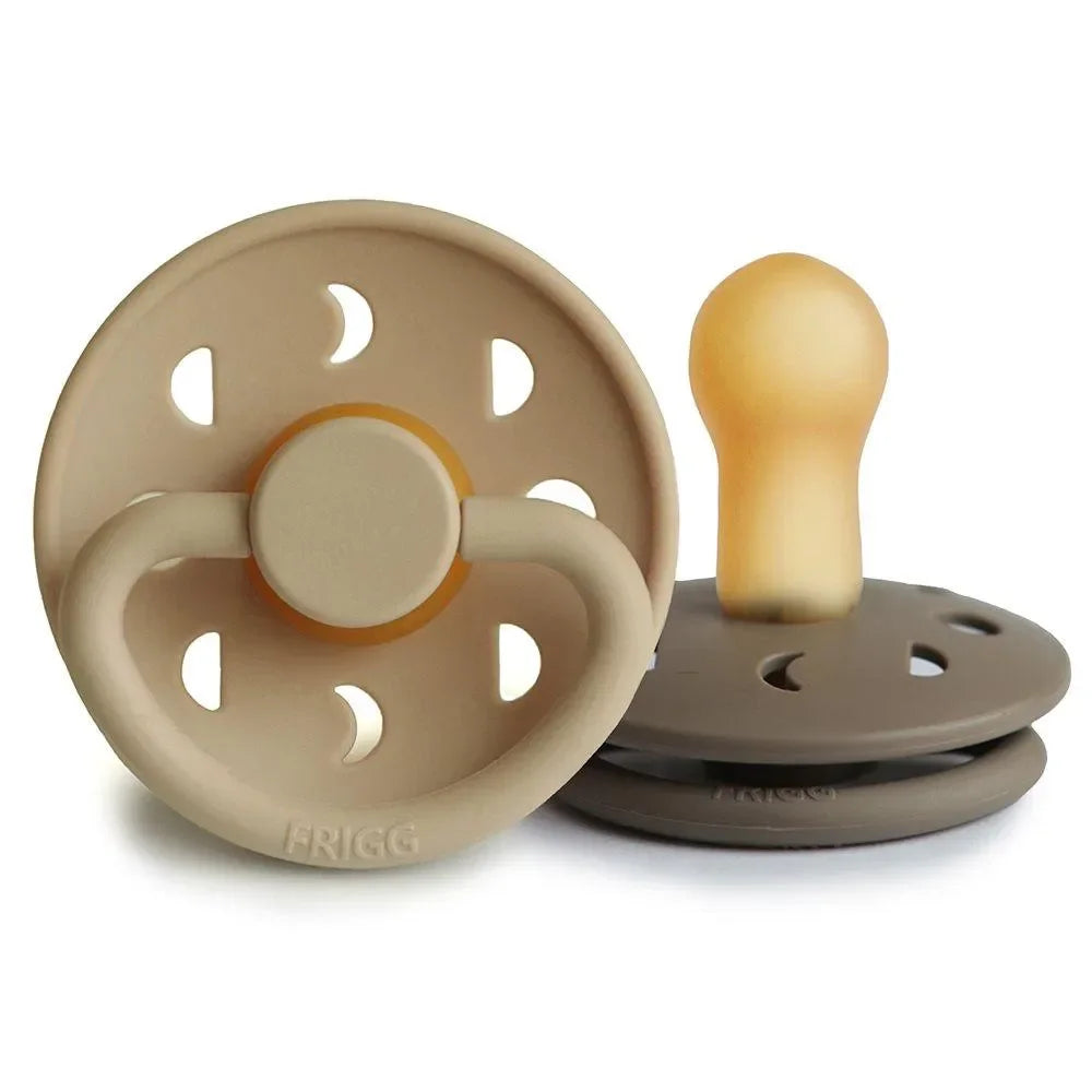 Zwei Schnuller aus Naturkautschuk in Beige und Braun mit Mond-Design, Babyaccessoire