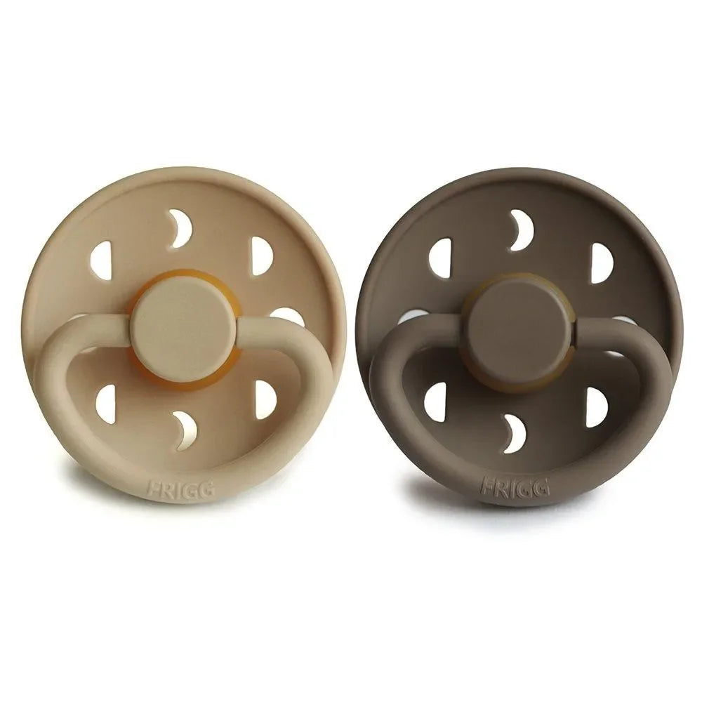 Zwei runde Schnuller aus Naturkautschuk in Beige und Braun mit Mond-Design, Baby-Zubehör