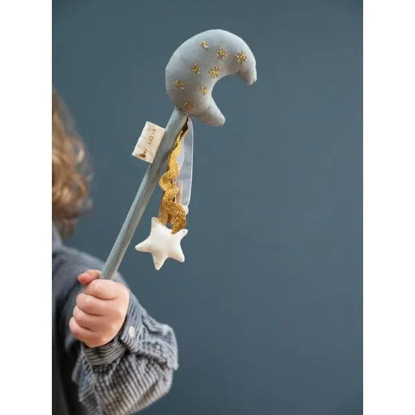 Kind hält Zauberstab mit Mond und Stern, Kinderkostüm Accessoire